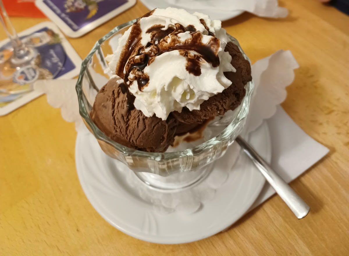 Schokoladeneis mit Sahne im Glas