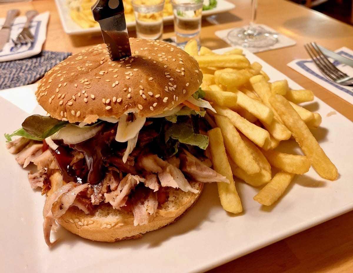 Gyros Burger mit Pommes, im Gastraum serviert